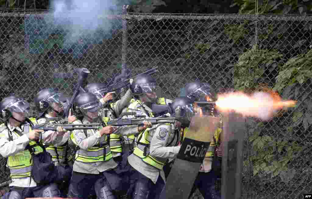 Polisi anti huru-hara menembakkan peluru karet dan gas air mata ke arah demonstran anti pemerintah di Caracas, Venezuela.