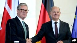 Канцлер Німеччини Олаф Шольц (праворуч) і прем’єр-міністр Британії Кір Стармер після пресконференції в Берліні, Німеччина, у середу, 28 серпня 2024 року. (AP Photo/Ebrahim Noroozi)