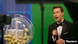El anfitrión del sorteo, Sam Arlen, durante la lotería que se graba en Tallahassee, Florida.