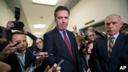 El exdirector del FBI, James Comey, con su abogado, David Kelley, a la derecha, habla con los reporteros después de un día de testimonio ante el Comité Judicial de la Cámara de Representantes y los comités de supervisión, en el Capitolio de Washington, el 7 de diciembre de 2018.