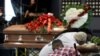 Dolientes se abrazan antes del funeral de Stephon Clark un afroestadounidense ultimado por la policía en Sacramento, California. Marzo 29 de 2018.