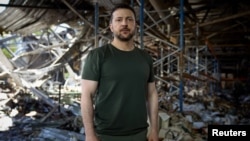 El presidente ucraniano, Volodymyr Zelenskyy, dentro de un recinto de imprenta, destruido el jueves en un ataque aéreo ruso, en Járkov, Ucrania, el 26 de mayo, 2024.