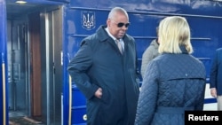 El secretario de Defensa de Estados Unidos, Lloyd Austin, llega a Kiev después de un viaje en tren nocturno desde Polonia y es recibido por la embajadora de Estados Unidos en Ucrania, Bridget Brink, Ucrania, 21 de octubre de 2024. REUTERS