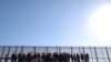 Un grupo de inmigrantes centroamericanos es detenido en las inmediaciones de El Paso, Texas, Estados Unidos, el 6 de marzo de 2019.