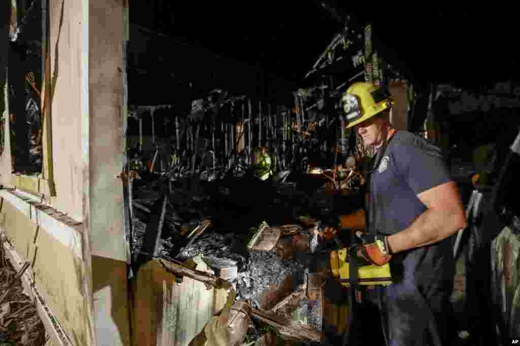 Un bombero mira una casa que se quemó después de un terremoto en Ridgecrest, California. El terremoto del viernes por la noche con una magnitud de aproximadamente 7.1 provocó incendios y causó varias lesiones.