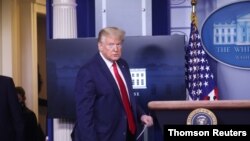 El presidente Donald Trump se dirige al atril para conceder una rueda de prensa en la Casa Blanca.