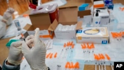 Medicinske sestre u Northwell Health pune špricu cjepivom Johnson & Johnson COVID-19 na mjestu za cijepljenje, Albanski islamski kulturni centar, u četvrtak, 8. travnja 2021., u općini Staten Island u New Yorku.