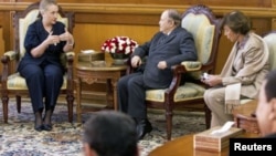 La secretaria de Estado, Hillary Clinton, y el presidente argelino, Abdelaziz Bouteflika.