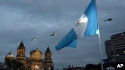 ARCHIVO - La bandera de Guatemala ondea con motivo del Día de la Independencia, en Ciudad de Guatemala, en septiembre de 2022.