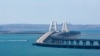 Грузовой поезд движется по рельсам железнодорожной ветки Крымского моста, соединяющего материковую часть России и оккупированный Крымский полуостров; понедельник, 17 июля 2023 года
