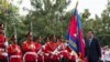 រូបឯកសារ៖ នាយករដ្ឋមន្ត្រី​កម្ពុជា​លោកហ៊ុន សែន​ដើរ​កាត់កងកិត្តិយស​ត្រែទ័ព​កម្ពុជា​ក្នុង​ទិវាបុណ្យ​ឯករាជ្យ​ជាតិ ថ្ងៃទី​​៩ វិច្ឆកា ឆ្នាំ​២០១៩​ នៅ​រាជធានី​​ភ្នំពេញ​។ (ហ៊ុល រស្មី/VOA) 