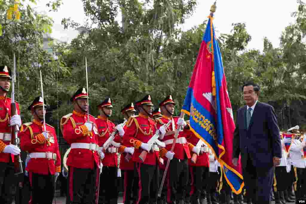 នាយករដ្ឋមន្ត្រី​កម្ពុជា​លោកហ៊ុន សែន​ដើរ​កាត់កងកិត្តិយស​ត្រែទ័ព​កម្ពុជា​ក្នុង​ទិវាបុណ្យ​ឯករាជ្យ​ជាតិ ថ្ងៃទី​​៩ វិច្ឆិកា ឆ្នាំ​២០១៩​ នៅ​រាជធានី​​ភ្នំពេញ​។ (ហ៊ុល រស្មី/VOA)
