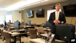 El portavoz del FBI, Kyle Loven, muestra el Centro de Operaciones de Emergencia en Minneapolis. 