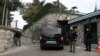Un vehículo que transporta a la delegación rusa llega a la residencia del Cónsul General de Estados Unidos en Estambul, Turquía, el 27 de febrero de 2025.