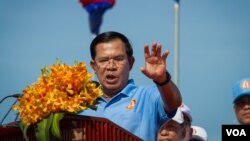 រូបឯកសារ៖ លោក​ ហ៊ុន សែន​​ មេ​បក្ស​កាន់​អំណាច​ថ្លែង​ទៅ​កាន់​អ្នក​គាំទ្រ​របស់​ខ្លួន​ ​ដែល​ប្រមូលផ្តុំ​នៅ​ឯ​ផ្លូវ​មួយ​កន្លែង​ក្នុង​រាជធានី​ភ្នំពេញ​មុន​ពេល​ហែក្បួន​ឃោសនា​បោះឆ្នោត​ឃុំ-សង្កាត់​ថ្ងៃ​ចុង​ក្រោយ​ ​នា​ថ្ងៃទី​០២​មិថុនាឆ្នាំ២០១៧។​ ​(នៅ វណ្ណារិន/VOA) 