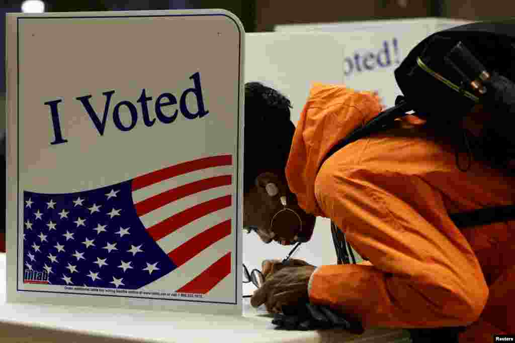 Uma pessoa vota na eleição presidencial de 2024 dos EUA na Escola Pittsburgh Manchester em Pittsburgh, Pensilvânia, 5 de novembro de 2024 