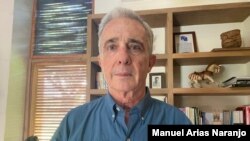 El expresidente Álvaro Uribe se mantiene en detención domiciliaria por orden de la Corte Suprema de Justicia de Colombia. Foto cortesía @AlvaroUribeVe.