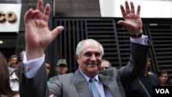 Zuloaga se encuentra en Miami luego de escapar de Venezuela en donde es requerido por los autoridades locales.