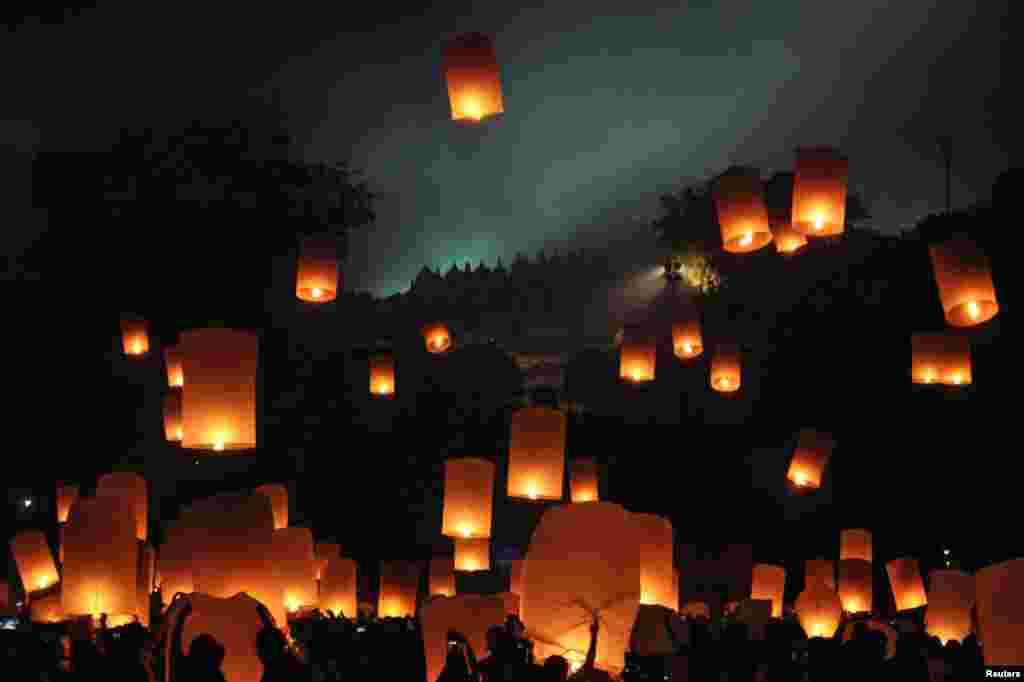 Warga melepaskan lentera untuk memperingati hari raya Waisak di candi Borobudur di Magelang, Jawa Tengah (foto courtesy: Antara).