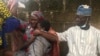 Yayin da wasu iyaye suke karbar 'ya'yansu dalibai na makarantar Bethel a Kaduna.