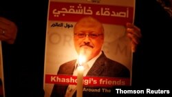 Una persona sostiene un cartel con la imagen del periodista Jamal Khashoggi ante la embajada saudí en Estambul, Turquía, donde los informes han revelado que fue asesinado.