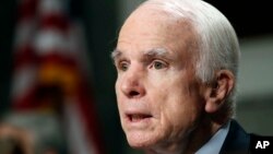 El senador por Arizona John McCain fue sometido a una cirugía para extirparle un coágulo de sangre situado sobre su ojo izquierdo.