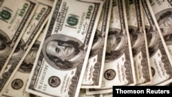 Con la paulatina flexibilización del control de cambio y la necesidad de una moneda estable, en Venezuela el dólar ha pasado a dominar como método de pago.