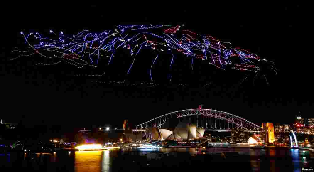 Festival Cahaya di atas jembatan &#39;Sydney Harbour&#39; dan Opera House di Sydney, Australia.