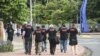 Simpatizantes del presidente de Nicaragua, Daniel Ortega, usan camisetas con la palabras "plomo", la fórmula con la que el mandatario ha dicho lidiará con quienes intenten afectar su gobierno. Cortesía/Diario La Prensa