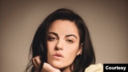 Maite Perroni ha forjado una carrera que la ha llevado a destacar a nivel internacional como cantante, actriz y empresaria. Actualmente protagoniza la serie "Oscuro Deseo" de Netflix.