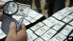 dolar - El ingreso promedio y el patrimonio de la clase media en EE.UU se desplomó estrepitosamente durante la última década.