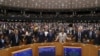 Los eurodiputados cantan y se toman de la mano después de una votación sobre la retirada del Reino Unido de la UE, el último paso legislativo en los procedimientos del Brexit, durante la sesión plenaria en el Parlamento Europeo en Bruselas, el miércoles 29 de enero de 2020. (AP)