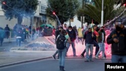 Manifestantes en La Paz, Bolivia, demandan la liberación del gobernador de Santa Cruz, Luis Camacho, y todos los presos políticos el 10 de enero de 2023.