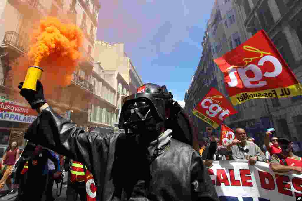 Seorang pekerja pabrik baja di Fos-sur-Mer mengenakan topeng &#39;Darth Vader&#39;, pada aksi demonstrasi buruh di Marseille, Perancis selatan.