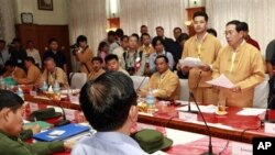 SSA တောင်ပိုင်းရဲ့ ဥက္ကဋ္ဌ ဒုဗိုလ်ချုပ်ကြီး ယွတ်ဆစ် (ညာ) ပြည်ထောင်စု ငြိမ်းချမ်းရေး ဖော်ဆောင်ရေး လုပ်ငန်းကော်မတီနဲ့ ကျိုင်းတုံမြို့တွင် တွေ့ဆုံ ဆွေးနွေးနေစဉ်။ (မေလ ၁၉၊ ၂၀၁၂)