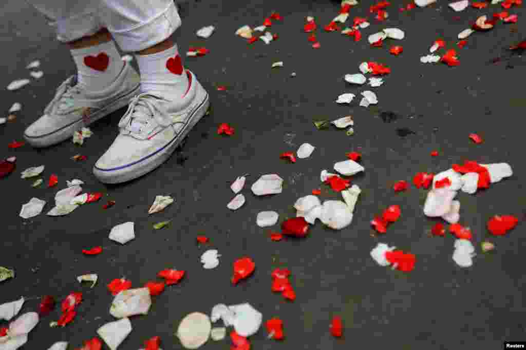 Una activista detiene mientras participa en una manifestación para celebrar el Día Internacional de los Derechos Humanos frente al Palacio Presidencial en Yakarta.