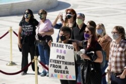 Simpatizantes de la labor de la fallecida jueza Ruth Bader Ginsburg llegaron hasta la sede de la Corte Suprema de EE.UU., en Washington, para rendirle homenaje el 23 de septiembre de 2020.