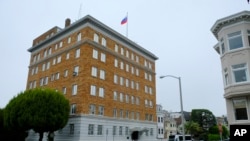 Diplomáticos rusos desalojan las instalaciones durante el fin de semana, incluyendo el consulado.