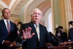 El líder de la minoría del Senado, Mitch McConnell, republicano por Ky., habla con los reporteros en el Capitolio en Washington, el 22 de junio de 2021.