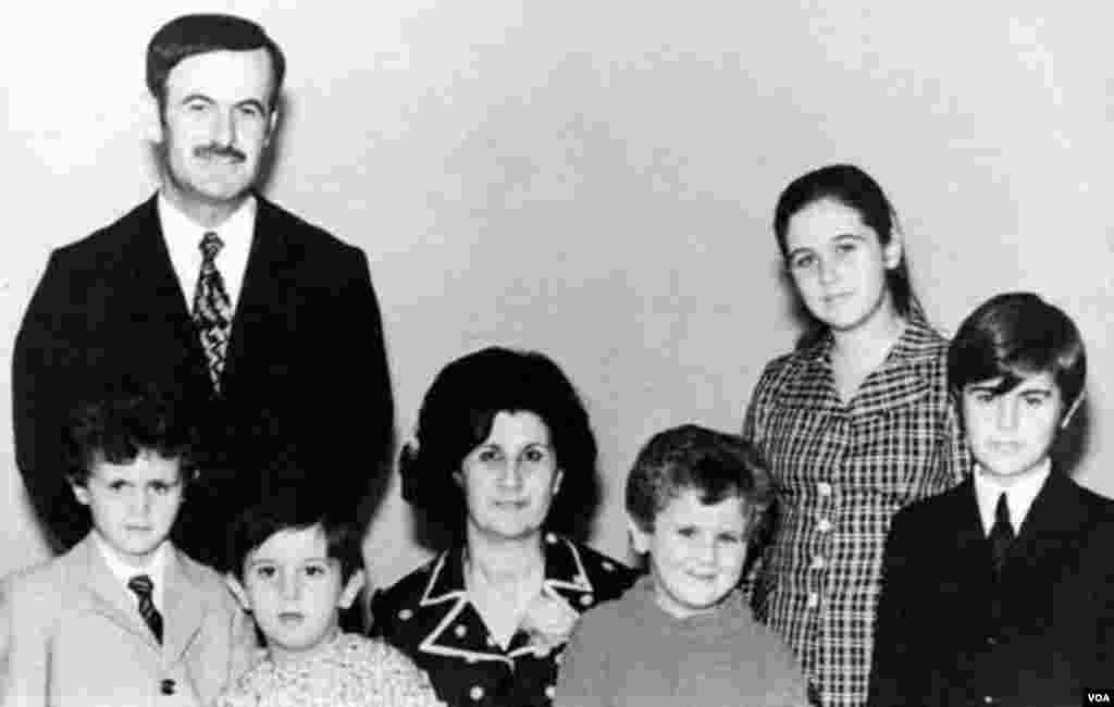 Suriyanın keçmiş prezidenti Hafiz Əsədin ailəsilə birlikdə çəkdirdiyi foto.