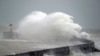 Olas rompiendo contra un dique en Newhaven, sureste de Inglaterra, al paso de la tormenta Ciara por Gran Bretaña, el domingo 9 de febrero de 2020. (Andrew Matthews/PA via AP)