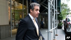 MIchael Cohen, el exabogado del presidente Donald Trump sale del edificio donde está su apartamento en Nueva York, el martes 21 de agosto de 2018. 
