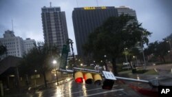 Las autoridades reportan posibilidad de tornado. Por su parte, la Casa Blanca informó que el presidente Donald Trump, viajaría a Texas el martes.