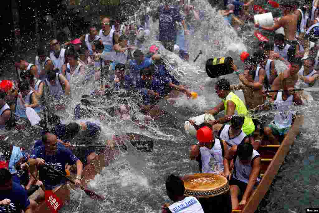Para peserta mengikuti festival perahu naga (Dragon Boat Festival) di pelabuhan Aberdeen, Hong Kong.