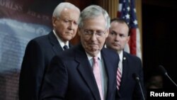 El líder de la mayoría del Senado de EE.UU., Mitch McConnell, ofrece una conferencia de prensa con el senador Orrin Hatch (izq.) y el senador Mike Lee (der.) para hablar sobre la investigación del FBI a las acusaciones de asalto sexual contra el nominado a la Corte Suprema de Justicia, Brett Kavanaugh. Washington, octubre 4 de 2018.