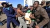 Omunye wabathenga bethengisa impahla emigwaqweni udonswa ngamapholisa eHarare.