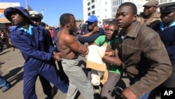 Omunye wabathenga bethengisa impahla emigwaqweni udonswa ngamapholisa eHarare.