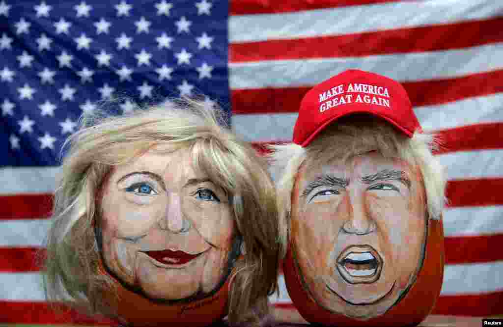 Dua gambar capres AS, Hillary Clinton (kiri) dan Donald Trump terlihat pada sebuah semangka yang dicat oleh John Kettman dari LaSalle, Illinois.