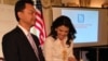 Isteri Duta Besar RI untuk AS, Rossa Rai Djalal (kanan), didampingi suaminya Dubes Dino Patti Djalal, memotong tumpeng dalam rangka peresmian Dewan Perempuan Indonesia-AS (The Indonesia-US Women's Council) di KBRI Washington DC 24/10 (foto: VOA/Vina Mubtadi). 