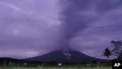 Materiales volcánicos arrojados desde el cráter del monte Semeru en Lumajang, Java Oriental, Indonesia, el martes 1 de diciembre de 2020.